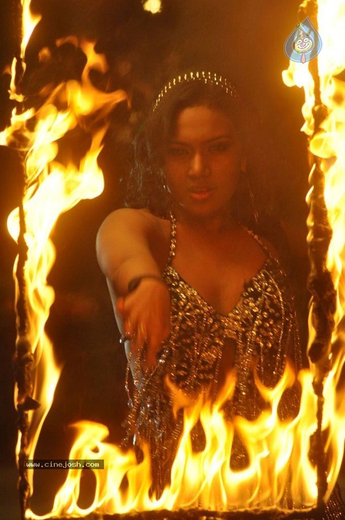 Ivan Yaroo Tamil Movie Hot Stills - 20 / 41 photos
