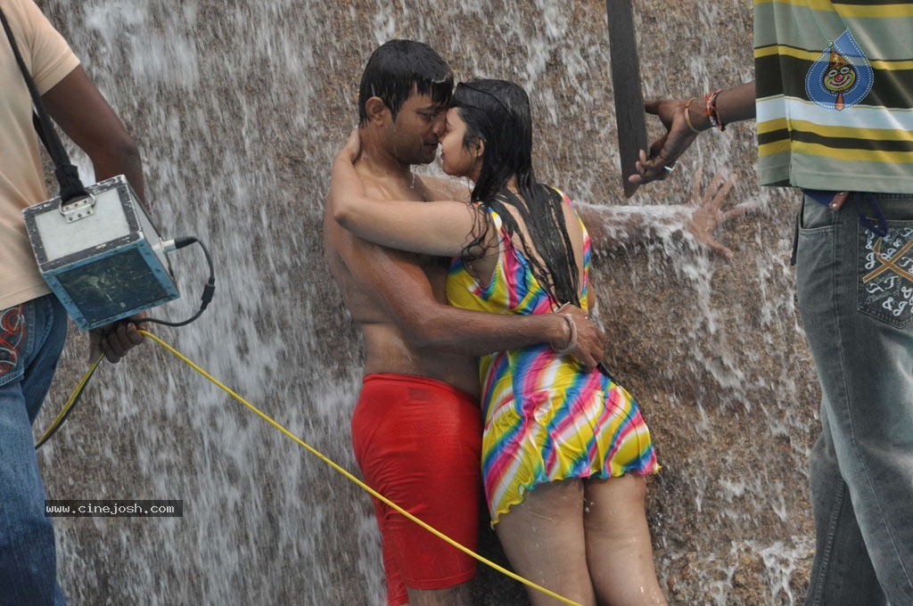 Ivan Yaroo Tamil Movie Hot Stills - 21 / 41 photos