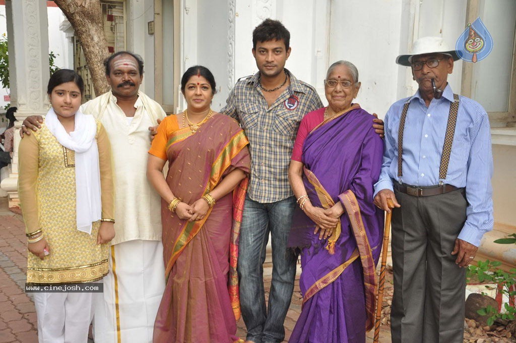 Ivan Yaroo Tamil Movie Hot Stills - 39 / 41 photos
