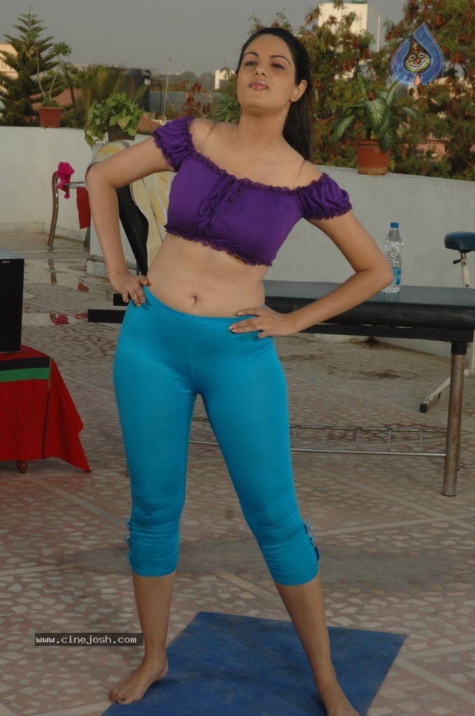 Jinal Pandya Hot Stills - 28 / 36 photos