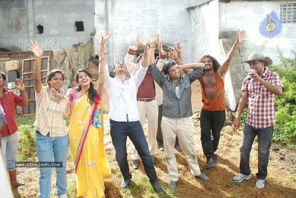 Kanna Laddu Thinna Aasaiya Tamil Movie Hot Stills - 21 / 89 photos