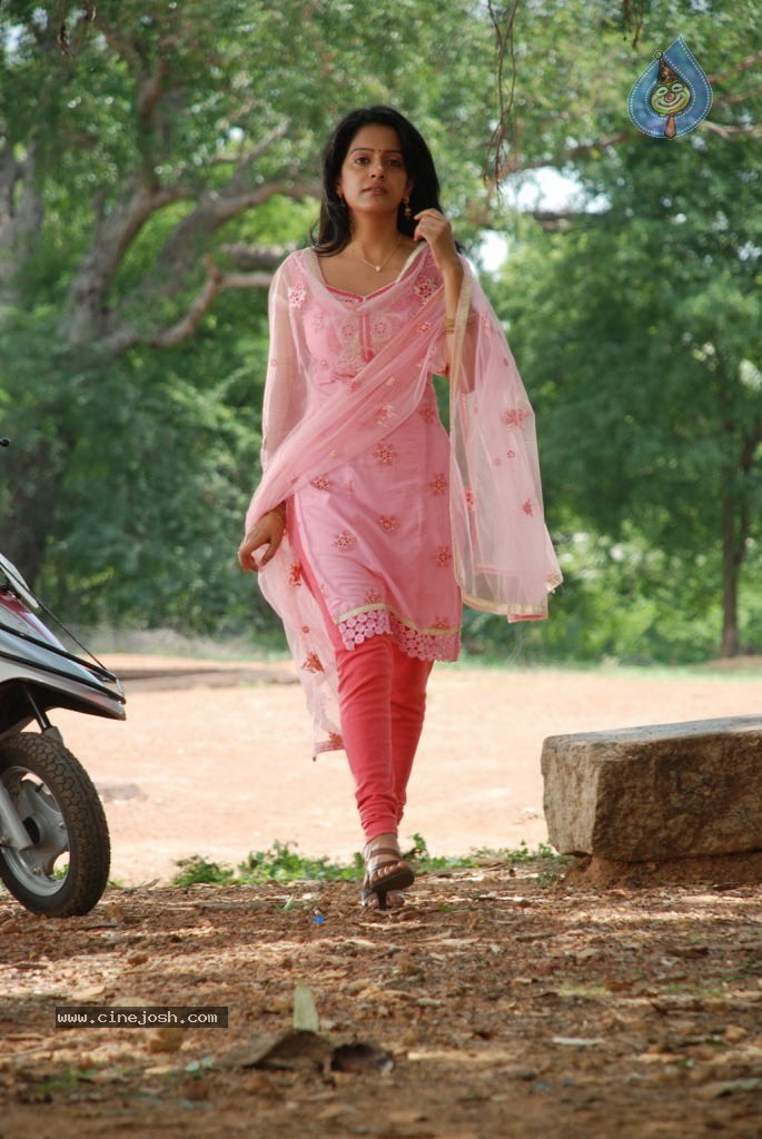 Kanna Laddu Thinna Aasaiya Tamil Movie Hot Stills - 22 / 89 photos