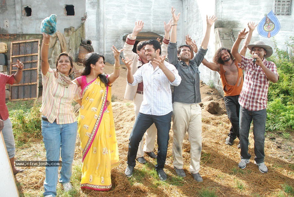 Kanna Laddu Thinna Aasaiya Tamil Movie Hot Stills - 26 / 89 photos