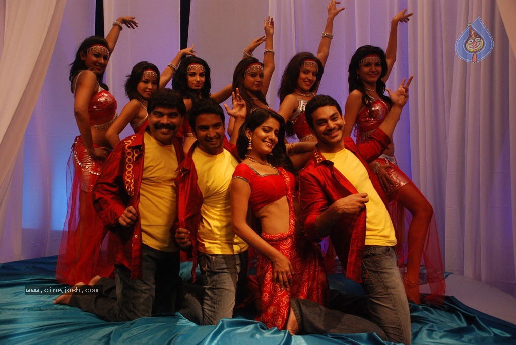 Kanna Laddu Thinna Aasaiya Tamil Movie Hot Stills - 62 / 89 photos