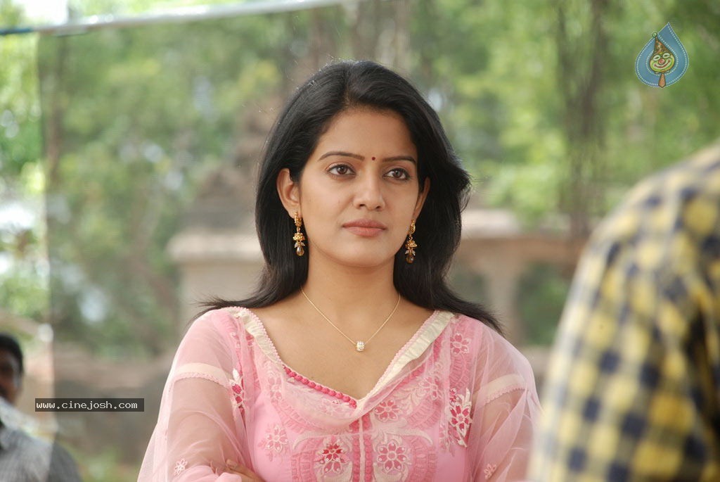 Kanna Laddu Thinna Aasaiya Tamil Movie Hot Stills - 65 / 89 photos