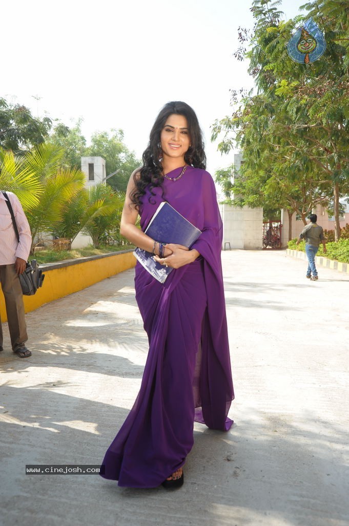 Kavya Singh Hot Photos - 24 / 38 photos