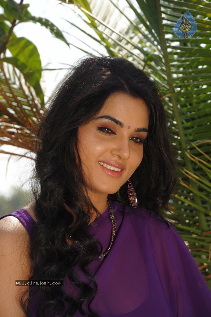 Kavya Singh Hot Photos - 27 / 38 photos