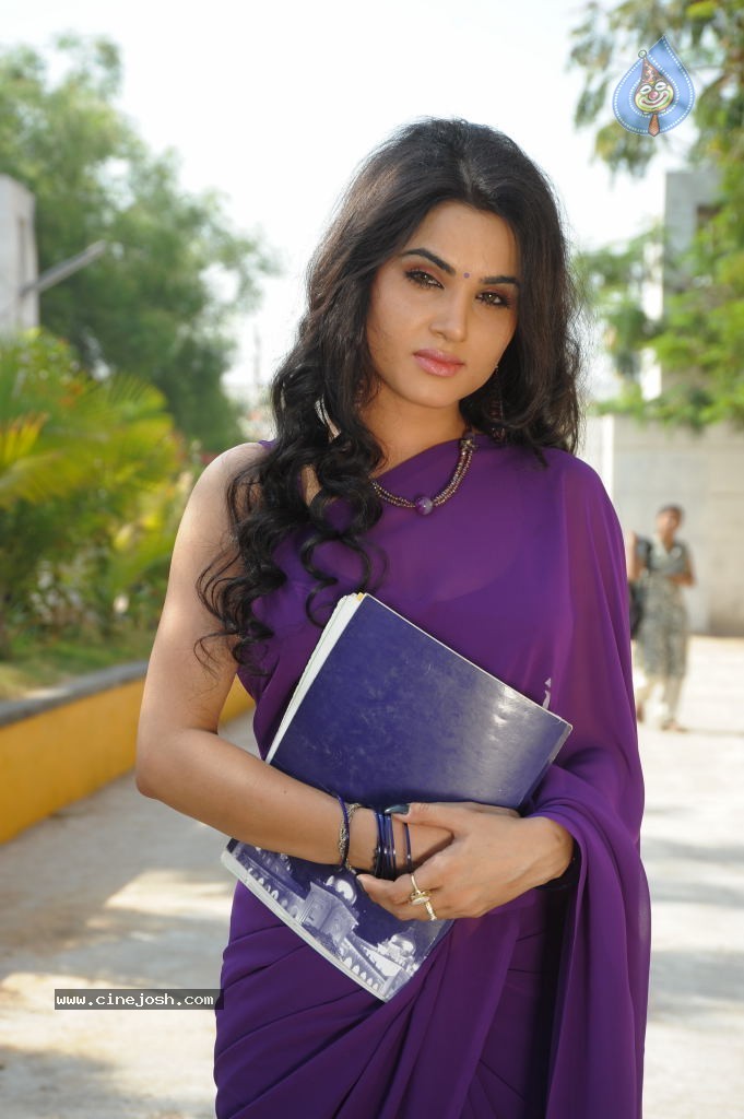 Kavya Singh Hot Photos - 36 / 38 photos