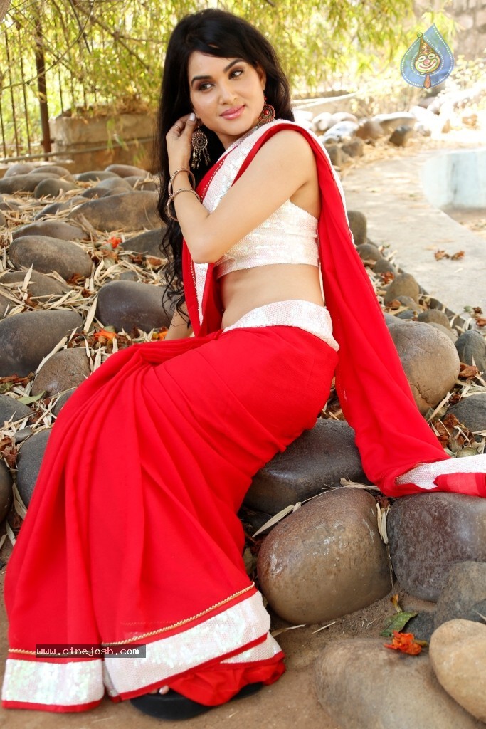 Kavya Singh Hot Stills - 96 / 115 photos