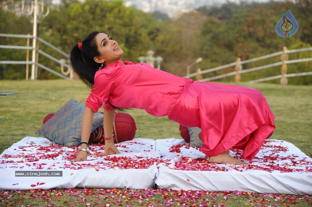 Kavya Singh New Hot Gallery - 25 / 100 photos