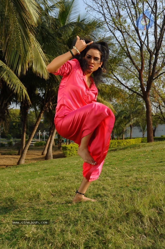 Kavya Singh New Hot Gallery - 28 / 100 photos