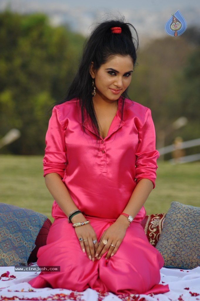 Kavya Singh New Hot Gallery - 50 / 100 photos
