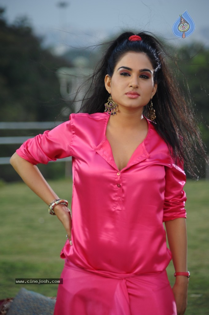 Kavya Singh New Hot Gallery - 99 / 100 photos