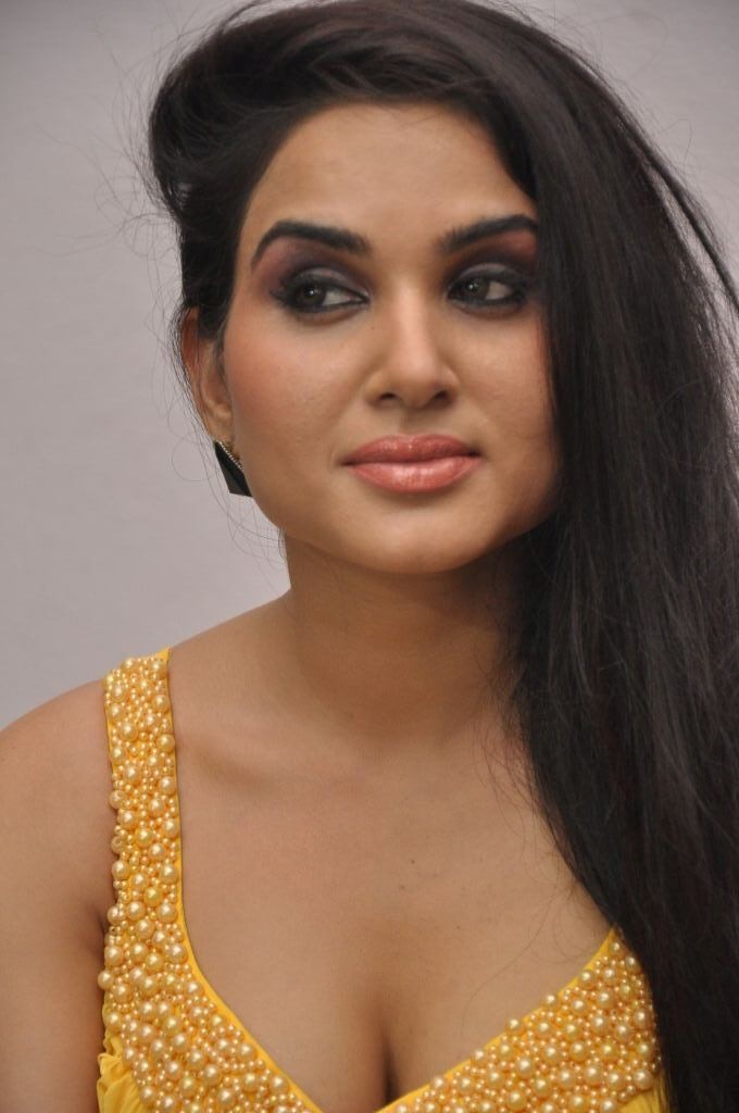 Kavya Singh Spicy Gallery - 33 / 76 photos