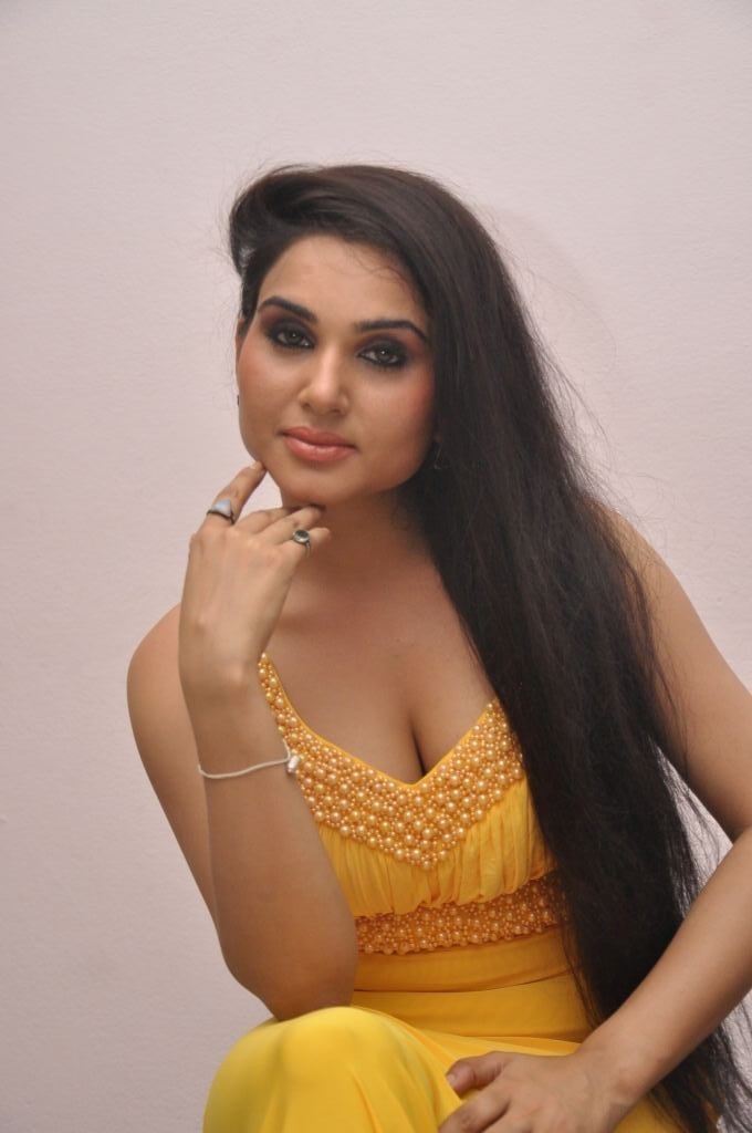 Kavya Singh Spicy Gallery - 34 / 76 photos