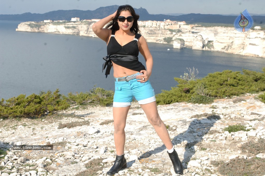 Keerthi Chawla Hot Pix - 3 / 23 photos