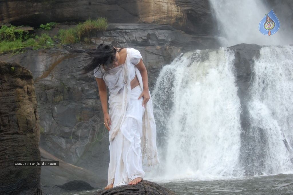 Keerthi Chawla Spicy Stills - 54 / 150 photos