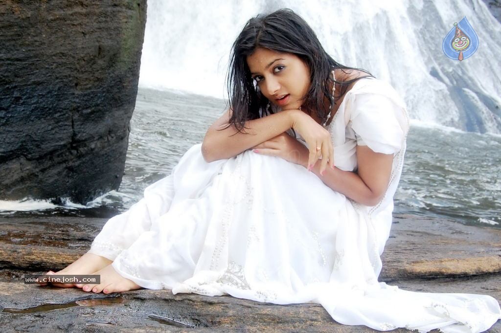 Keerthi Chawla Spicy Stills - 97 / 150 photos