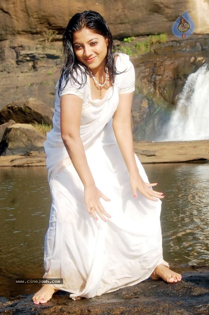 Keerthi Chawla Spicy Stills - 115 / 150 photos