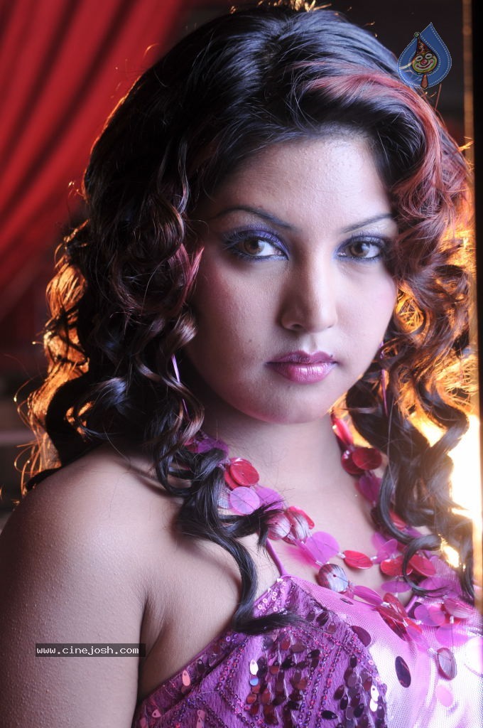 Komal Jha Hot Photos - 34 / 40 photos