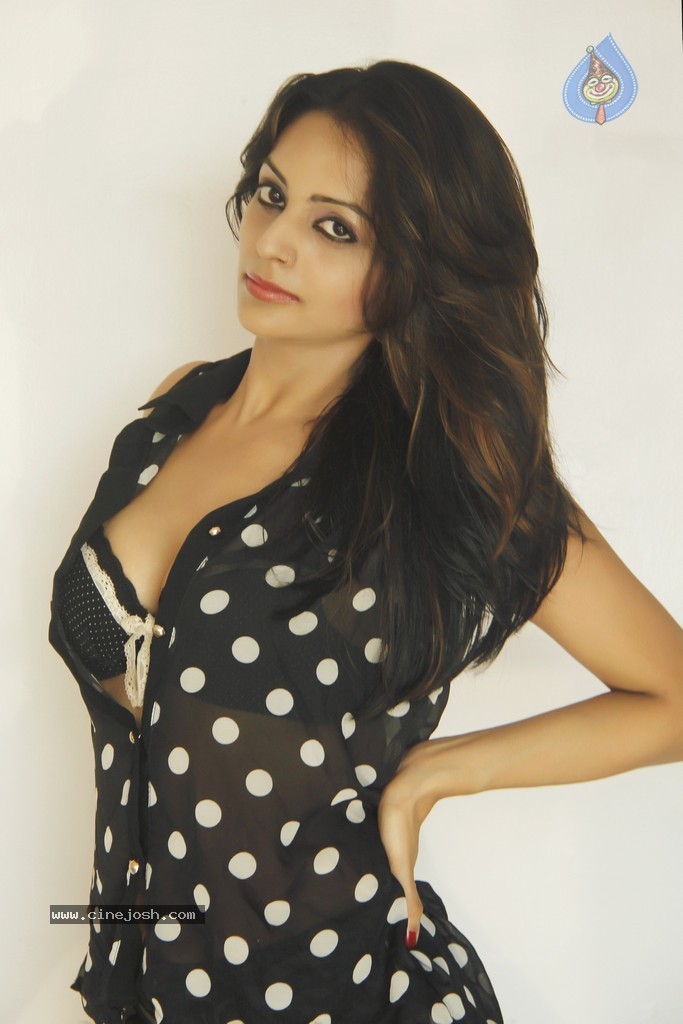 Leena Kapoor Hot Photo Shoot - 9 / 16 photos