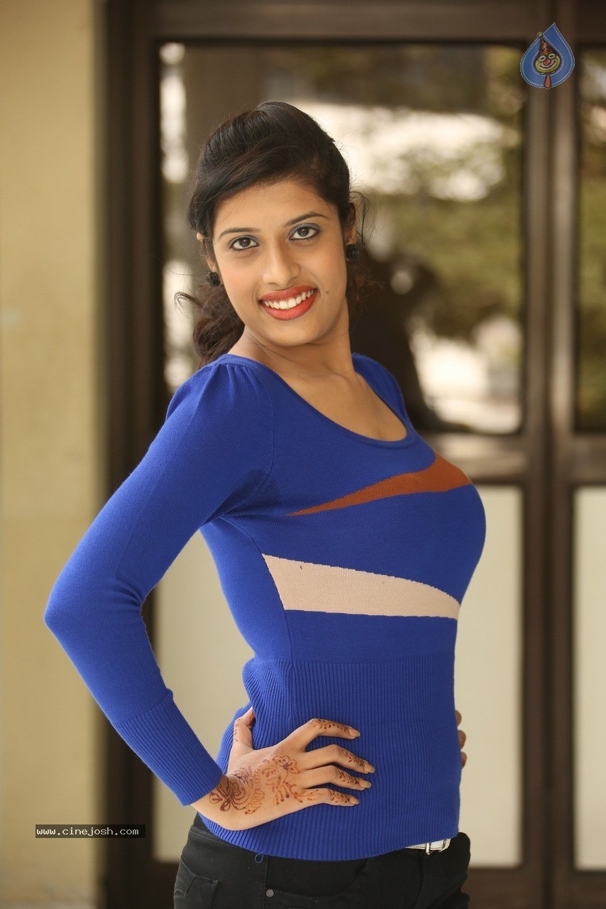 Liza Reddy Hot Stills - 10 / 85 photos