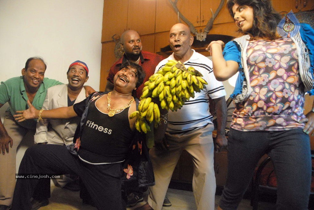 Lollu Dada Parakh Parakh Tamil Movie Spicy Stills - 28 / 35 photos