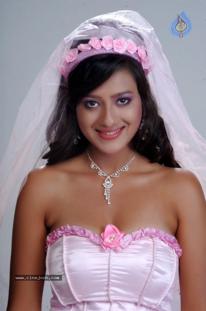 Madalasa Sharma Hot Photos - 33 / 46 photos
