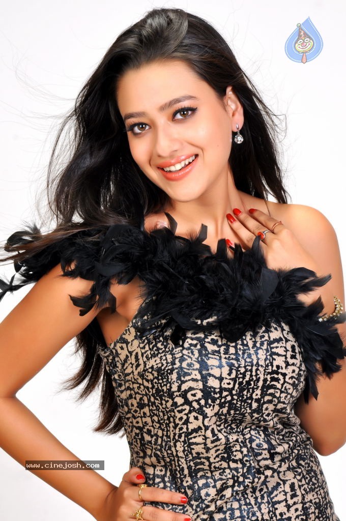 Madalasa Sharma Hot Stills - 30 / 96 photos