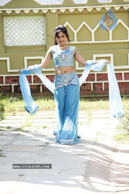 Madhavi Latha Hot Stills - 20 / 98 photos
