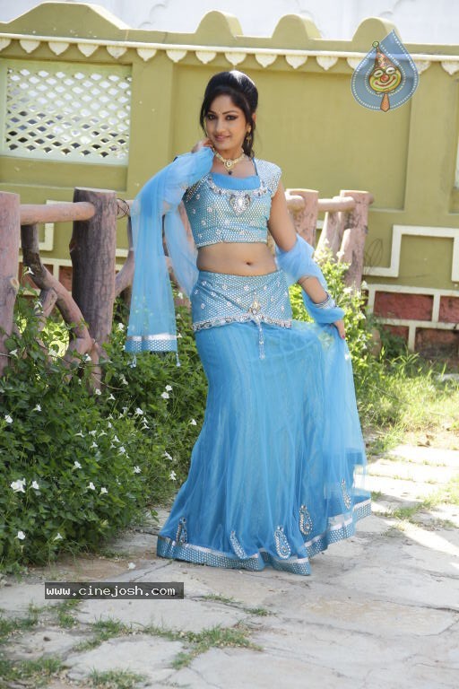 Madhavi Latha Hot Stills - 33 / 98 photos