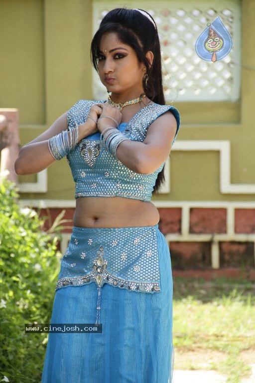 Madhavi Latha Hot Stills - 44 / 98 photos