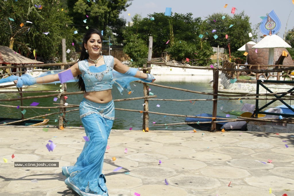 Madhavi Latha Hot Stills - 84 / 98 photos