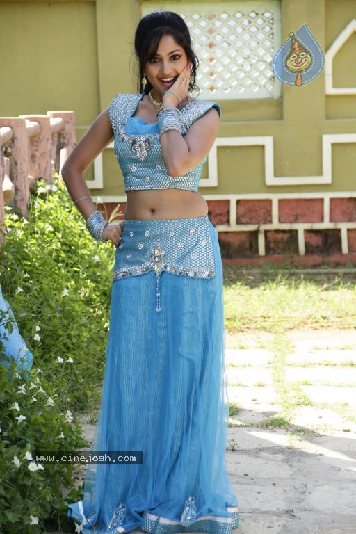Madhavi Latha Hot Stills - 93 / 98 photos