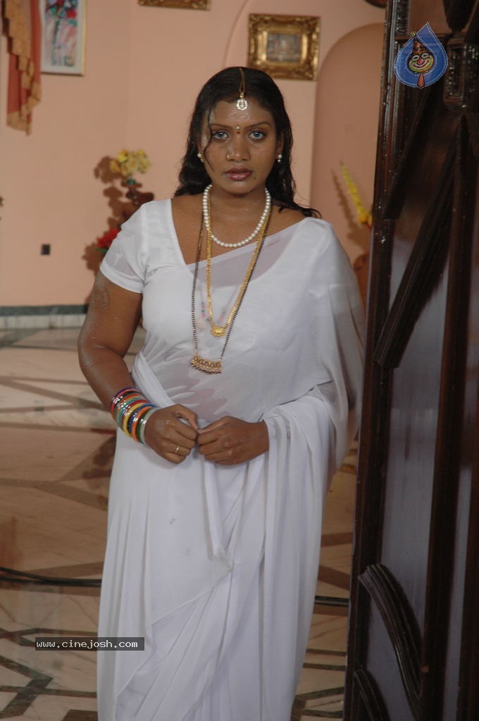 Mallika Stills - 15 / 58 photos