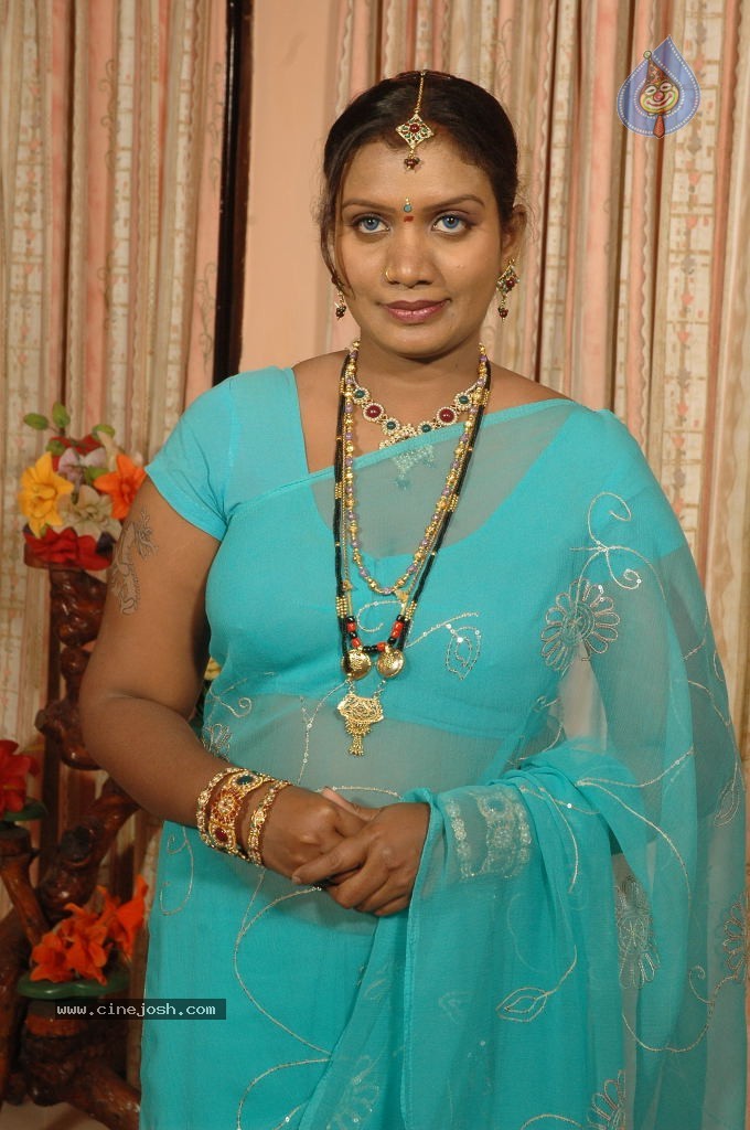Mallika Stills - 16 / 58 photos