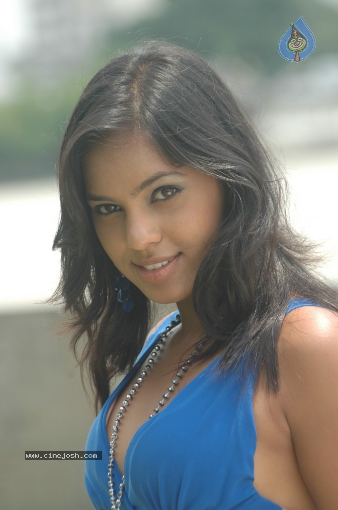 Mango Movie Hot Stills - 36 / 62 photos
