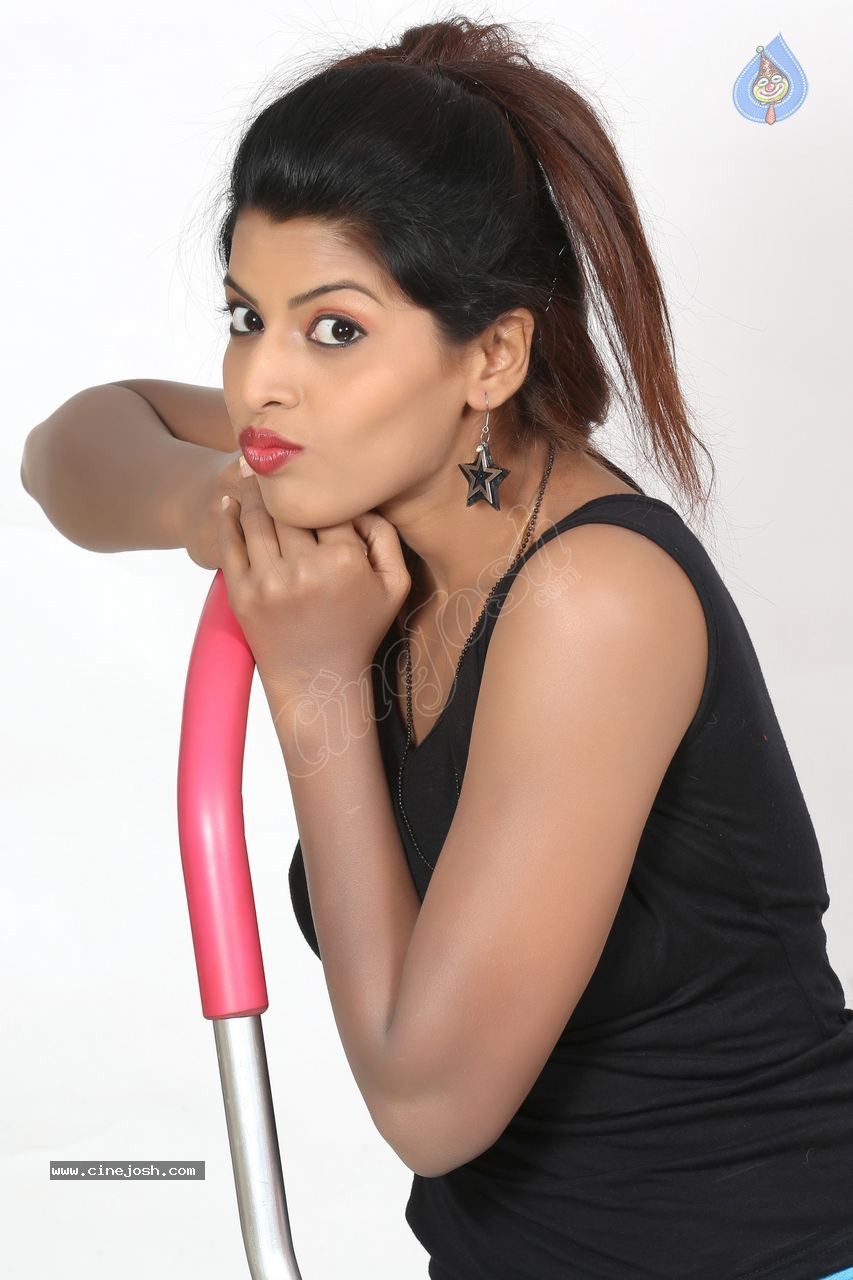 Manisha Pillai New Stills - 11 / 43 photos