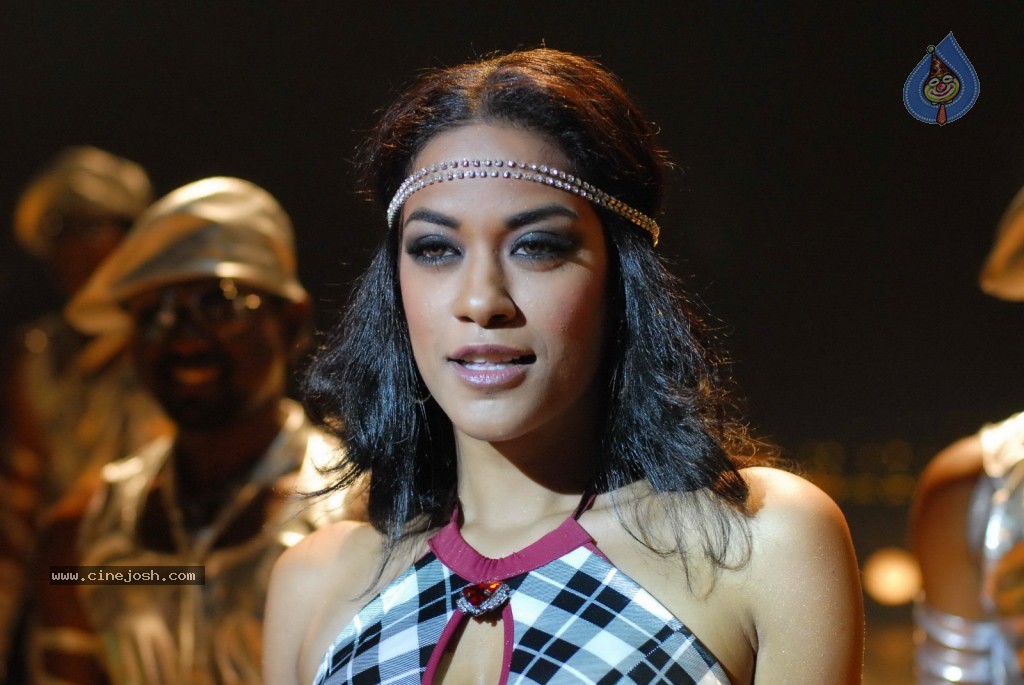 Mumaith Khan Hot Pics - 10 / 79 photos