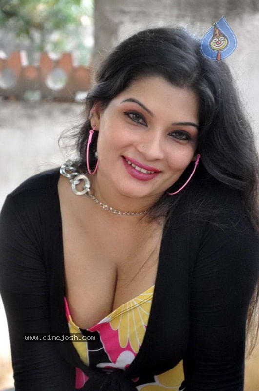 Mumtaz Spicy Stills - 26 / 46 photos