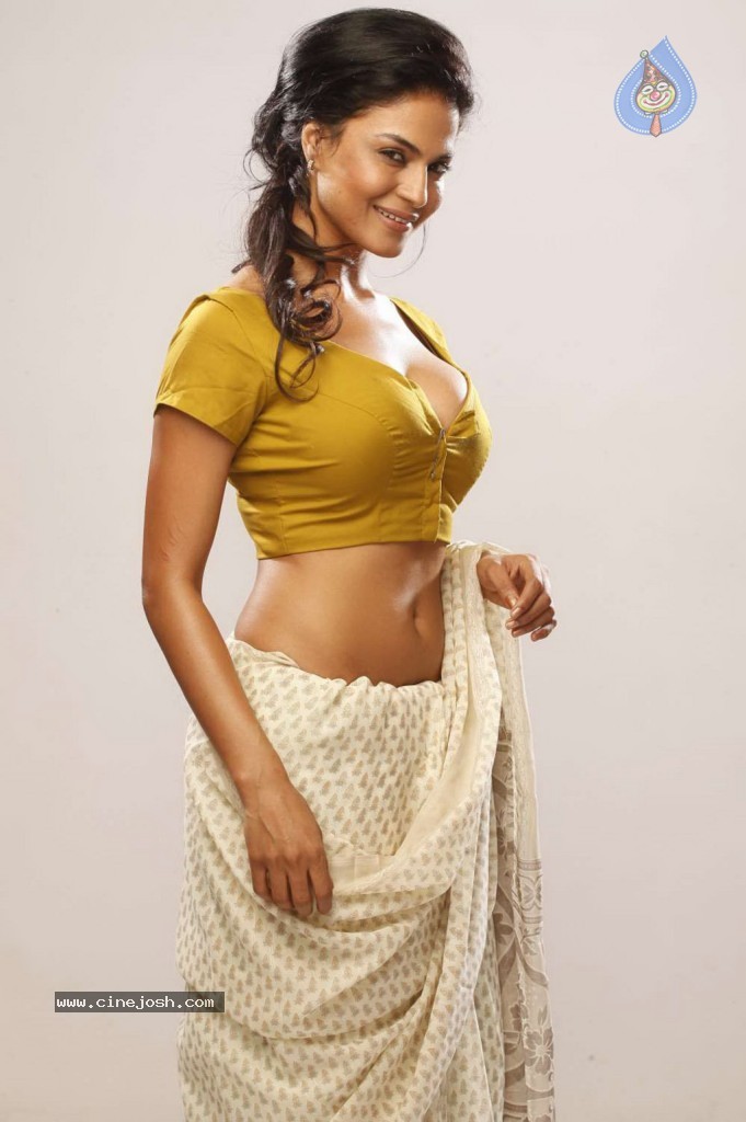 Mutham Thara Vaa Tamil Movie Hot Stills - 15 / 103 photos