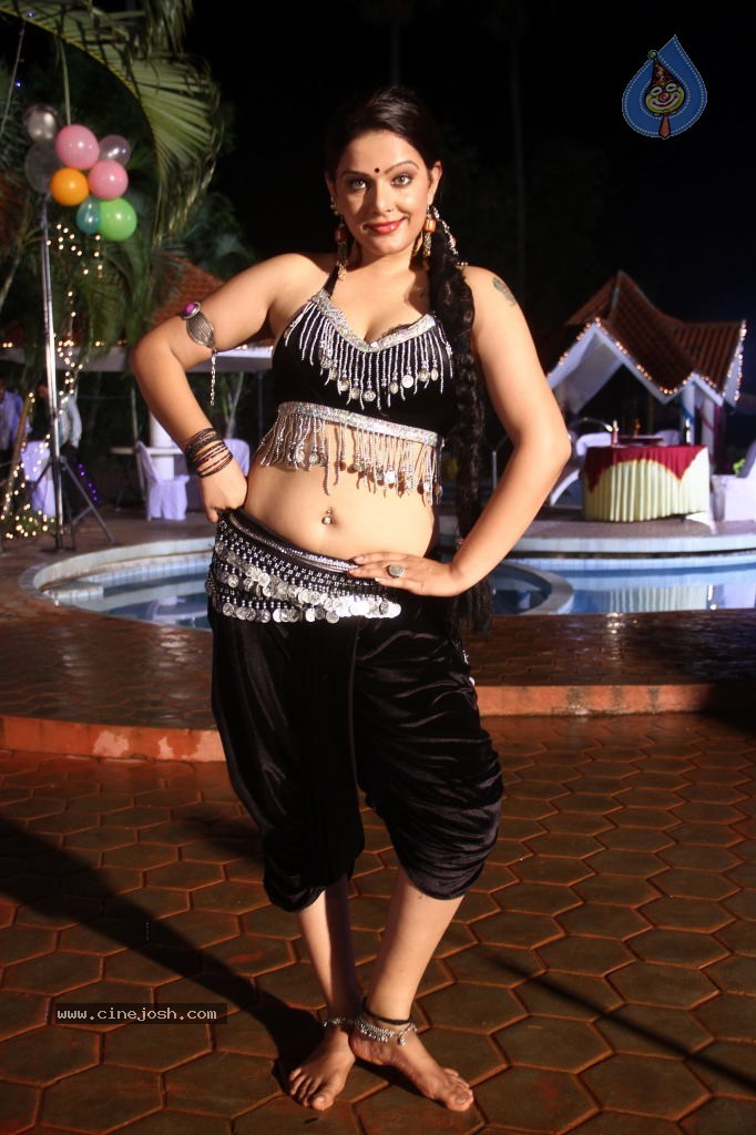 Naakaithe Nachindi Movie Hot Stills - 33 / 35 photos