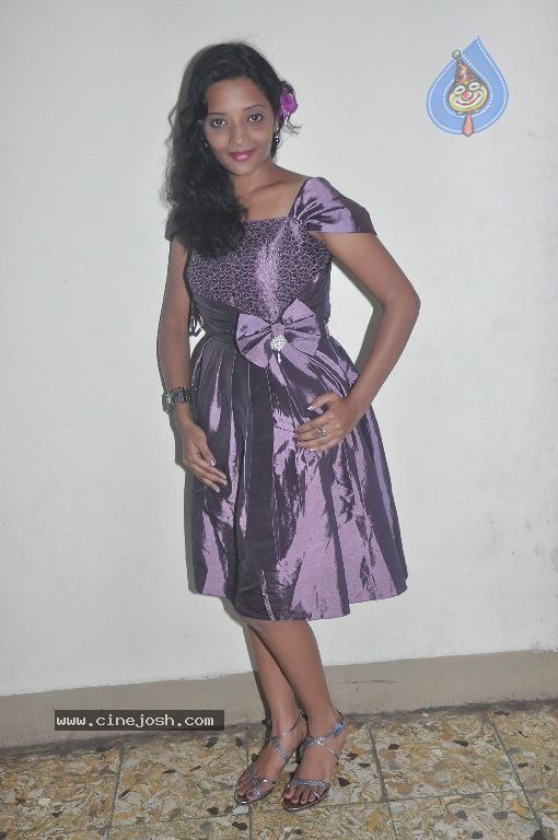 Naanum En Jamunavum Tamil Movie Hot Stills - 22 / 52 photos