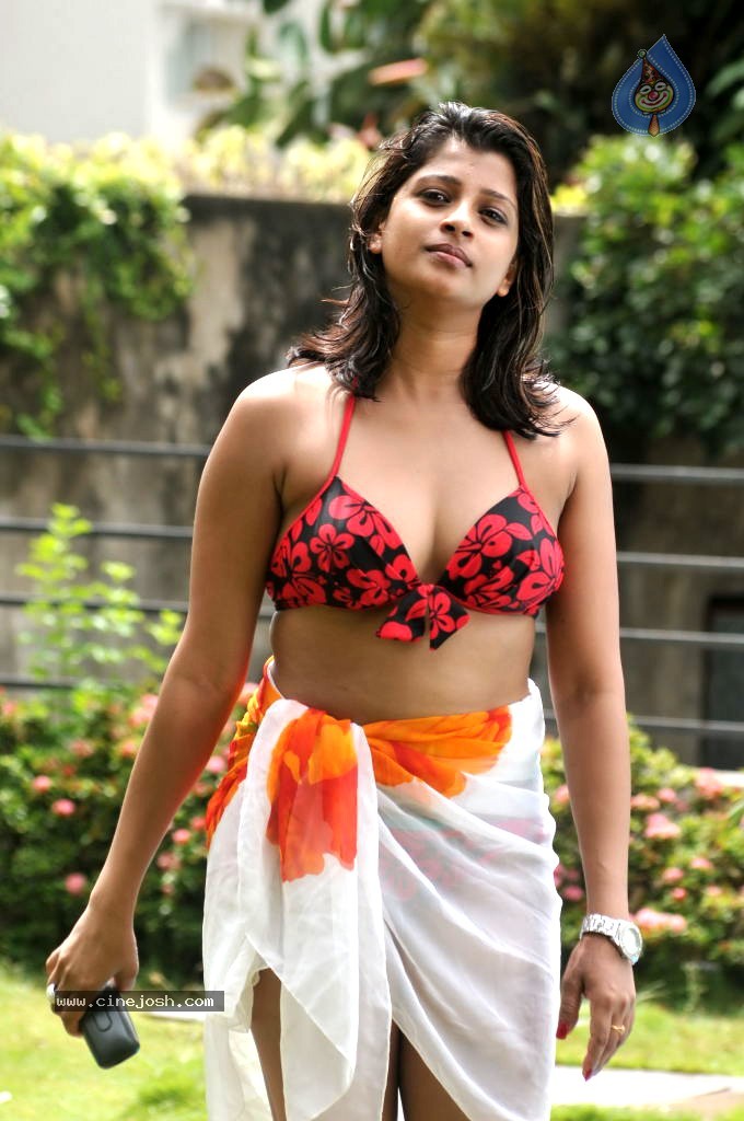 Nadeesha Hemamali Spicy Gallery - 10 / 20 photos