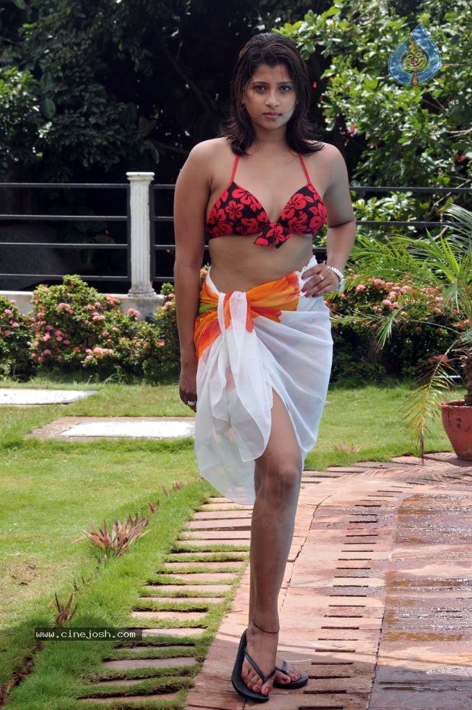 Nadeesha Hemamali Spicy Stills Photo 1 of 52