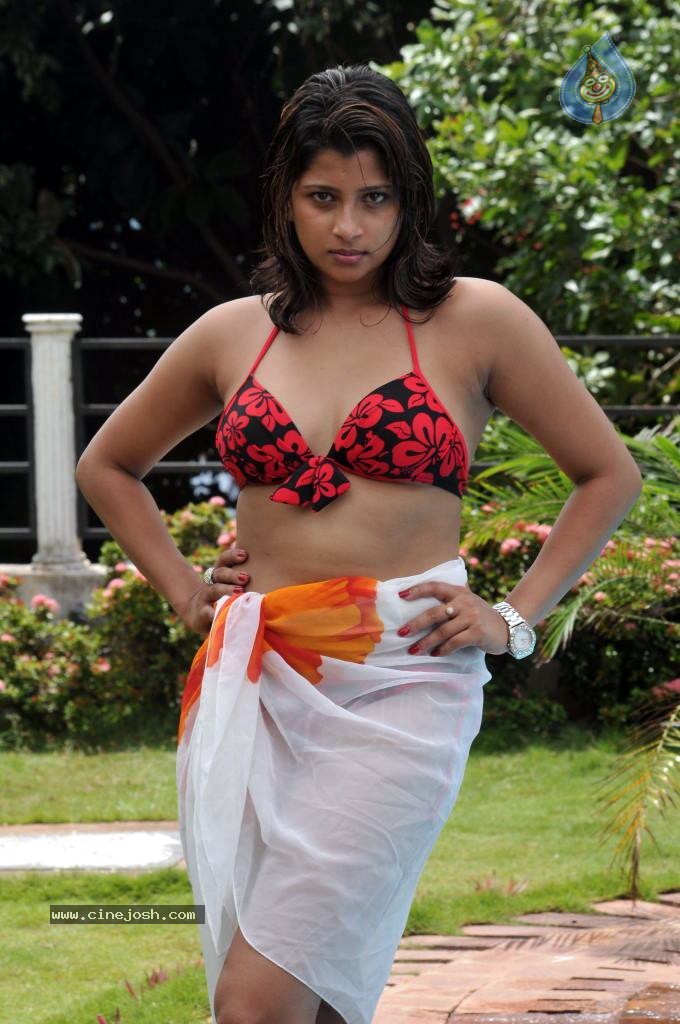 Nadeesha Hemamali Spicy Stills - 9 / 52 photos