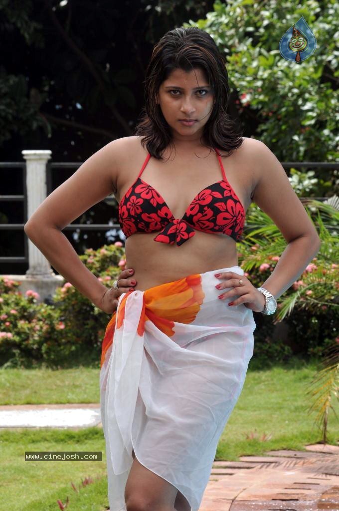 Nadeesha Hemamali Spicy Stills - 33 / 52 photos