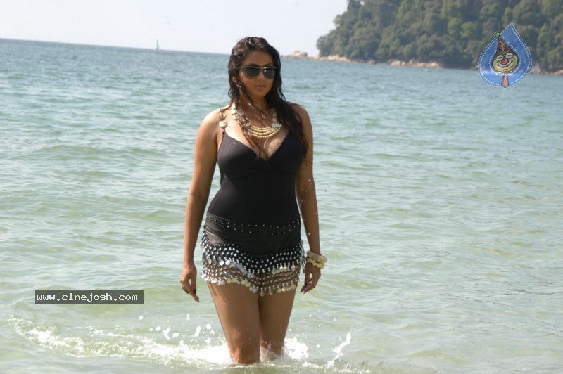 Namitha Spicy Bikini Pics - 48 / 115 photos