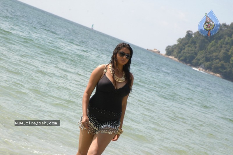 Namitha Spicy Bikini Pics - 64 / 115 photos