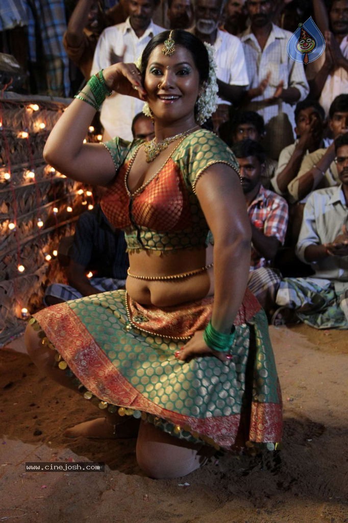 Nanbargal Kavanathirku Tamil Movie Hot Stills - 12 / 37 photos
